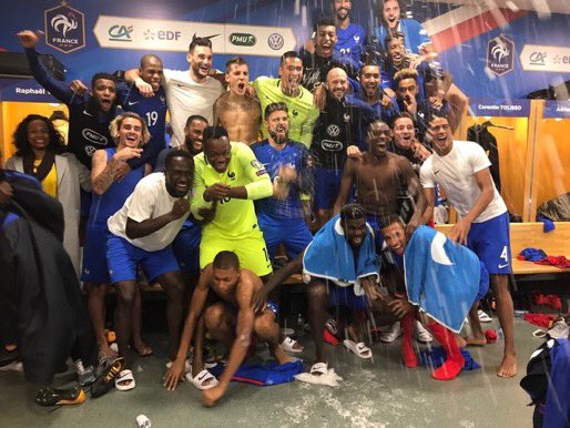 GalsenParis95's tweet photo. Bon sang Giroud mais quel est donc ce gaspillage néfaste? La famine règne dans ce monde, mon cher Mandanda aidez moi à ramasser tout ceci. https://t.co/yQPYIxuzGX