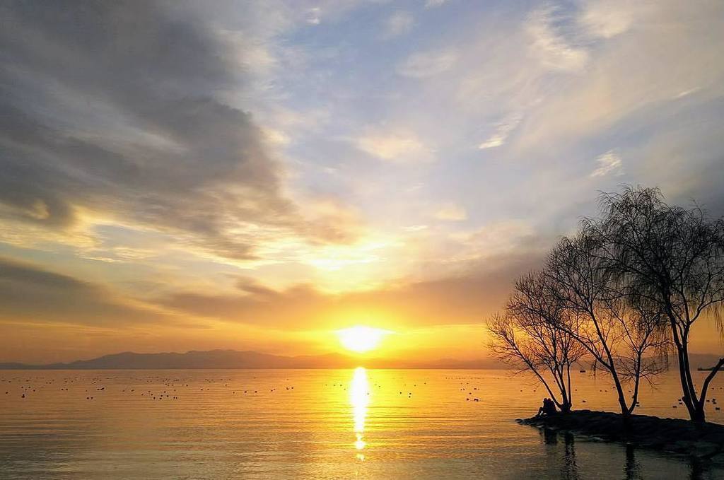 夕映えの琵琶湖に浮かび上がる、神々しい光の道 ＊ photo by @8800mtkt