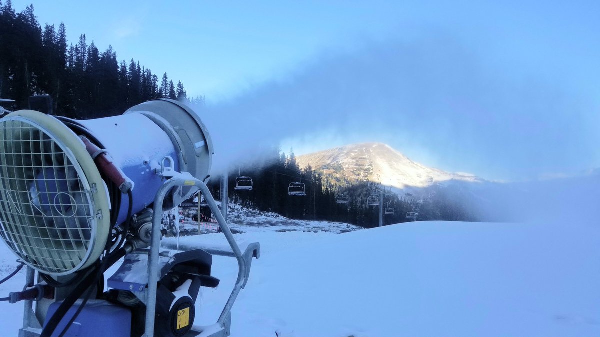 Arapahoe_Basin's tweet image. What do you say we get this mountain open?! Opening Day is Friday, October 13, 2017. Black Mtn Express opens at 9am: bit.ly/ABOpeningDay20…