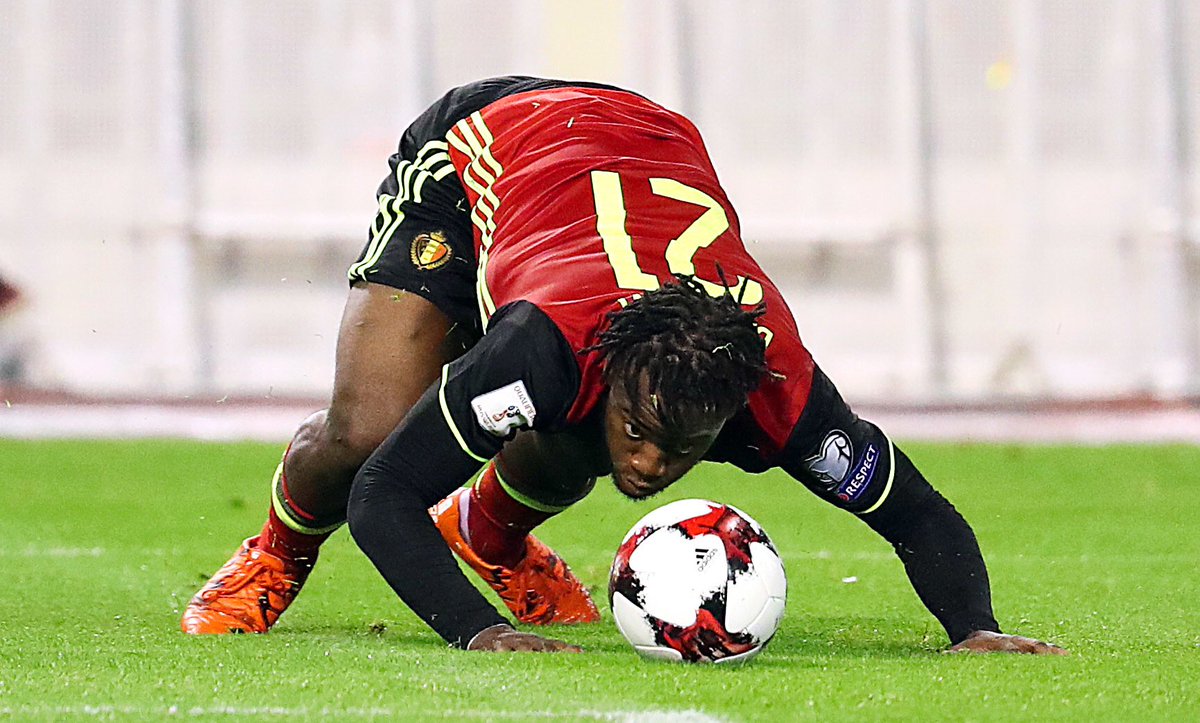 mbatshuayi's tweet image. When u spot Bae in da club 😂😂😂 #nolettinggo