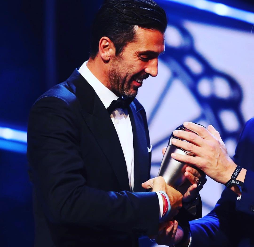 An end of an era in 2017/18:

🇮🇹 Pirlo
🦁 Lampard
🇩🇪 Lahm
🇪🇸 Xabi Alonso
🇮🇹 Totti
🇳🇱 Kuyt
🇮🇹 Buffon
🇧🇷 Kaka 

Legends retire ⚽️🙌