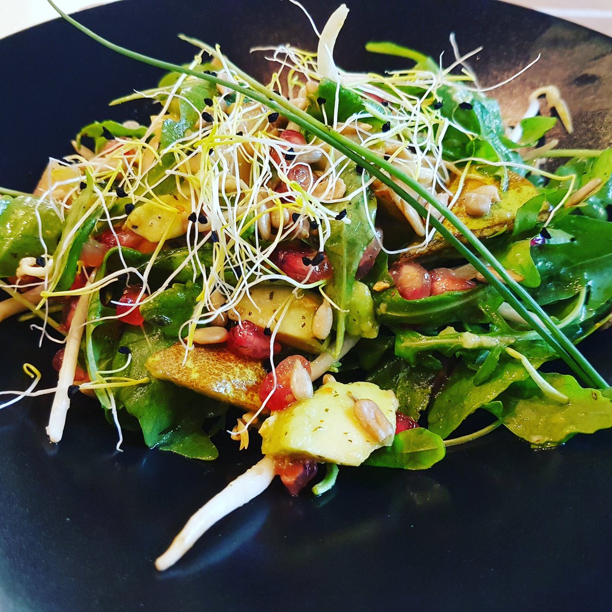 CiutatPCGALLERY's tweet photo. Ensalada de aguacate y granada con pera y vinagreta de miel mostaza. https://t.co/5YXaSFyTIW