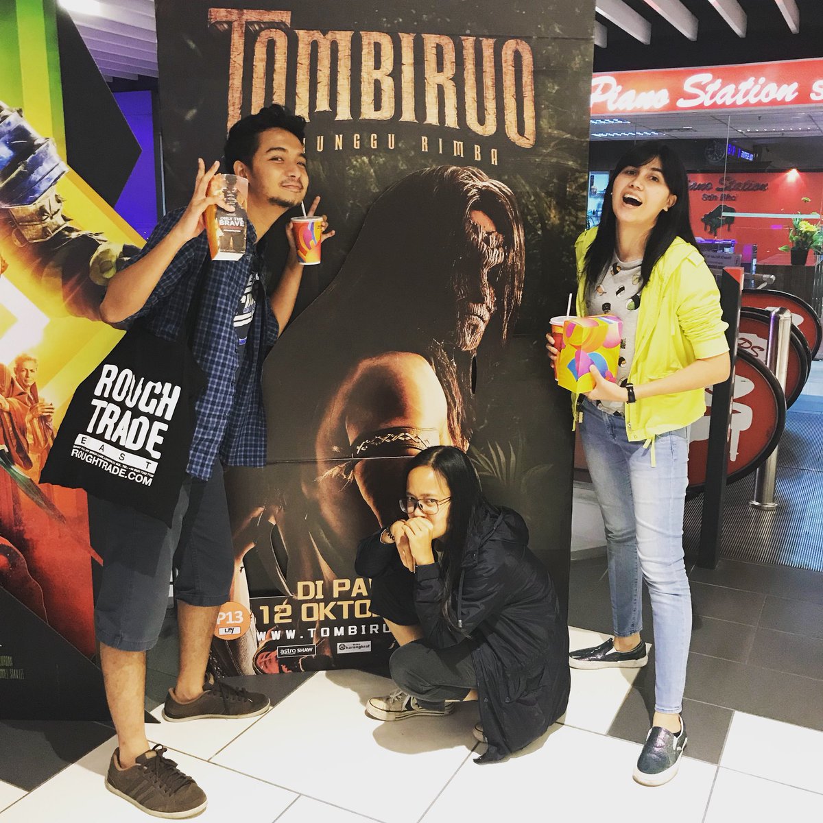 TAPAUtv's tweet photo. So, kitorang baru lepas tengok “TOMBIRUO: Penunggu Rimba”! Watch out for our new episode of #BedahFilem! 🤓 https://t.co/lA77alspvD