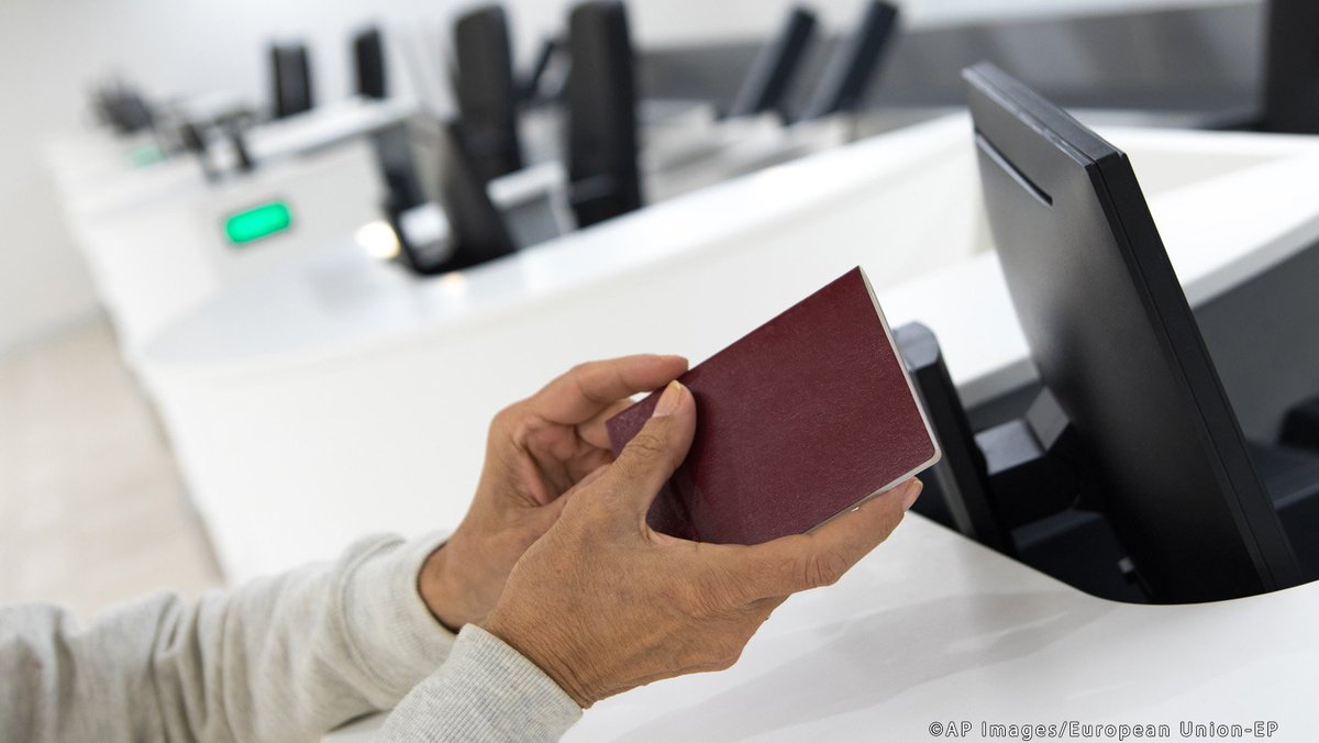Europarl_FR's tweet photo. #PlenPE soutient la mise en place de nouvelles règles pour renforcer les contrôles de sécurité aux frontières de l'UEhttp://bit.ly/2y6ZeGA https://t.co/hYVpqZc29m