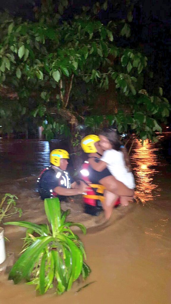 ArielRiosR's tweet photo. @TReporta  rescates y evacuaciones realizadas está madrugada en comunidades de Tonosí tras desbordamiento del río Tonosí.@rpc_radio https://t.co/UjZaVHwJND