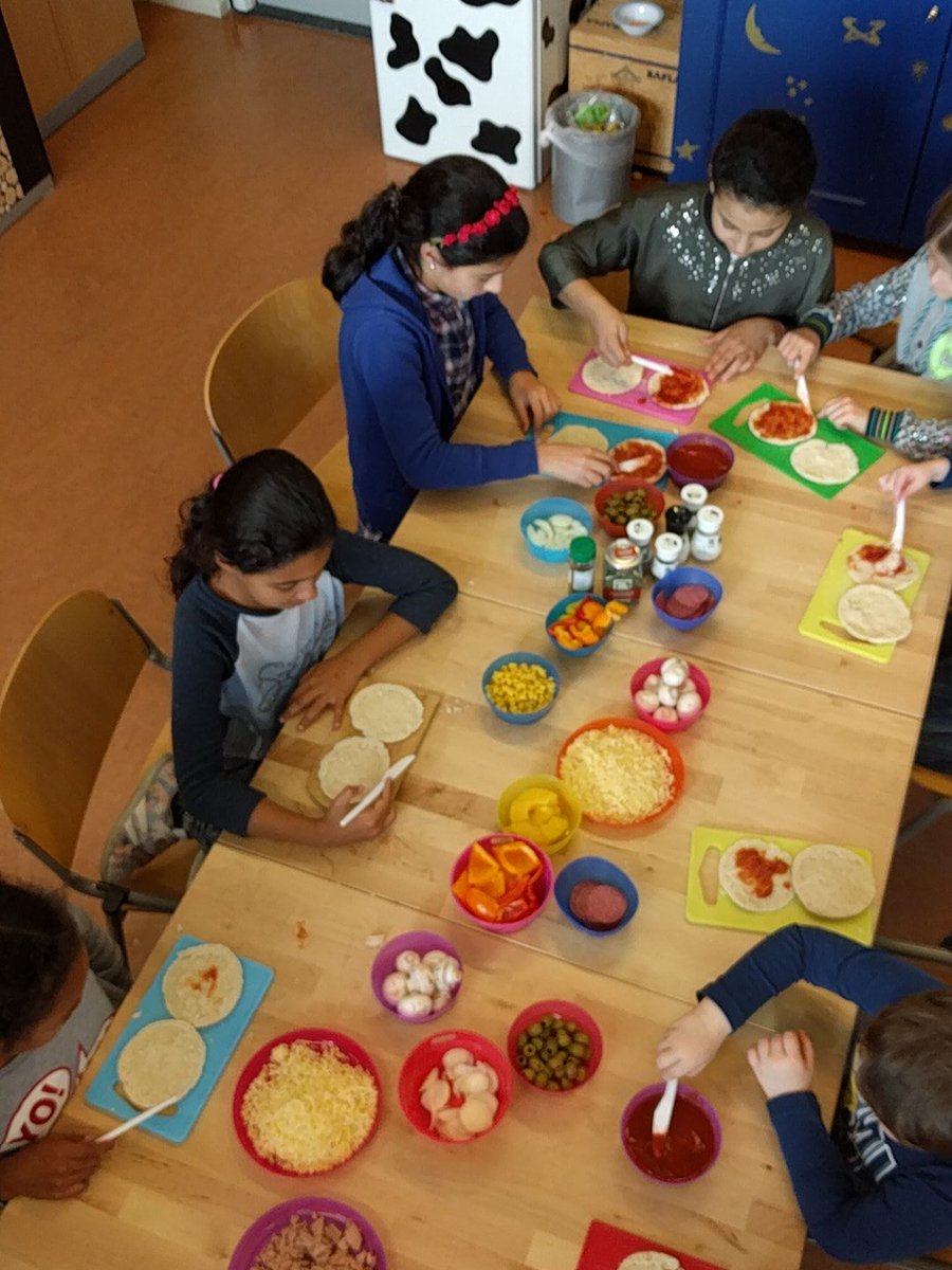 RosaDock's tweet photo. Iedere woensdag middag kinderen activiteiten in @BC_DeLeeuw door @roc zorg en welzijn met @WijkEnCoRosa kosten gratis 14.00 tot 16.00 @staatslieden https://t.co/X9rSttlN7m