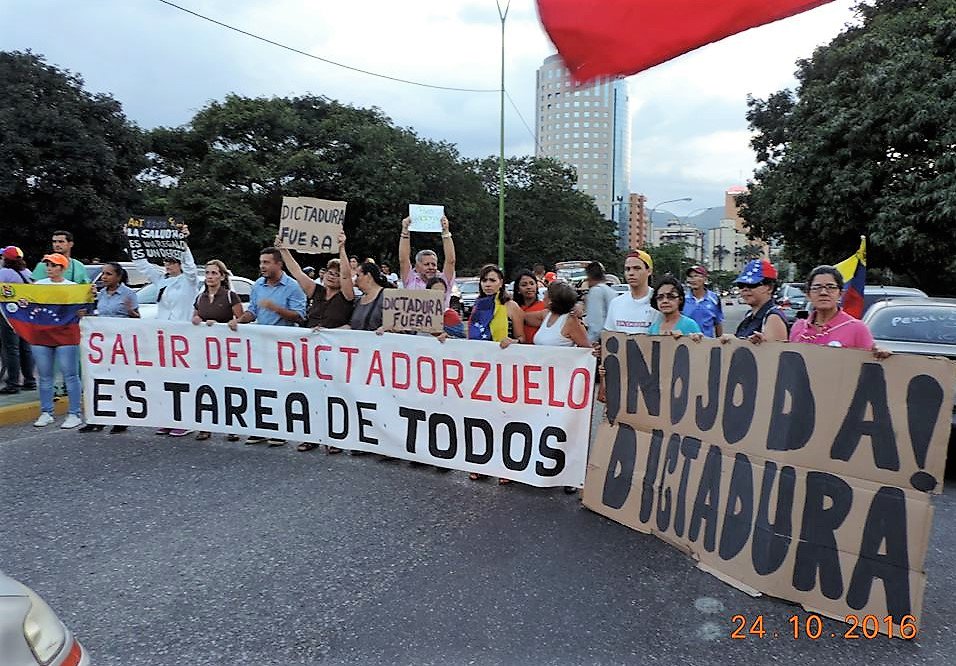 JESUSESA's tweet photo. Esta "TAREA" en CONSIGNAS de 
LA SOCIEDAD CIVIL Organizada 
al parecer fue distorsionada con 
posiciones (político-partidistas) 
y así se perdió el OBJETIVO real: 
""SALIR DEL DICTADORZUELO"" 
¬ *** ES TAREA de TODOS *** ¬ 
¡¡Reflexionemos!! #25Oct 
Foto: (Hace 1 Año) #DisTrigal https://t.co/uzcGoD4MnG