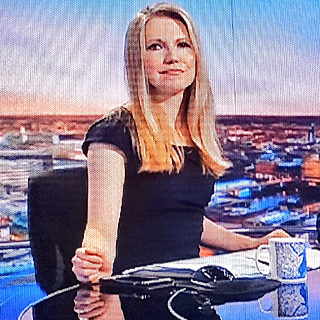 raymach1's tweet photo. The lovely Alice presenting today's #bbcbizlive #AliceBaxter #blackdress #tvpresenter #smile #style #fashion #blonde #heels #legs #glamorous https://t.co/5QlxC0Arij