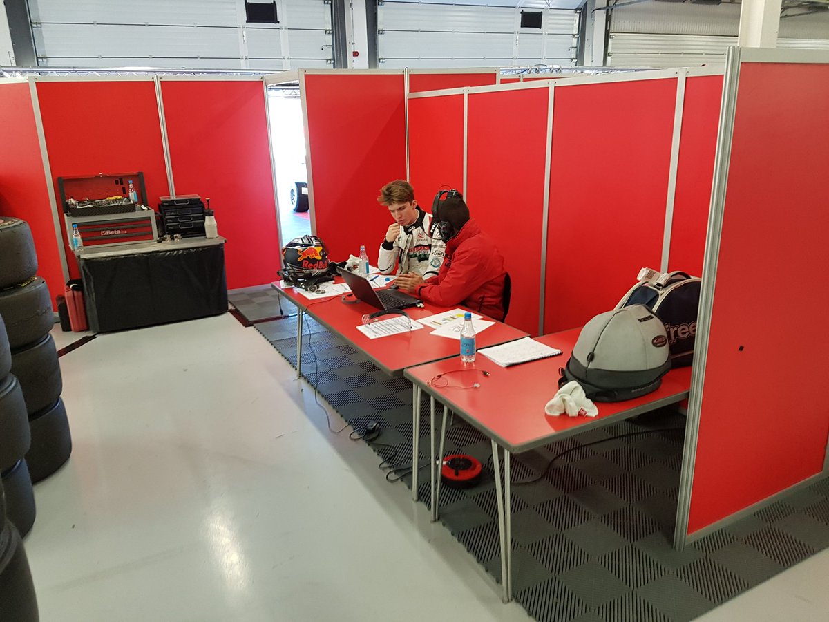 BRDCSilverstone's tweet photo. New tyres on the F2 cars for this next run at @SilverstoneUK. Just enough time for our #MABA2017 Finalists to speak to their engineers https://t.co/1pfPWy9CJ2