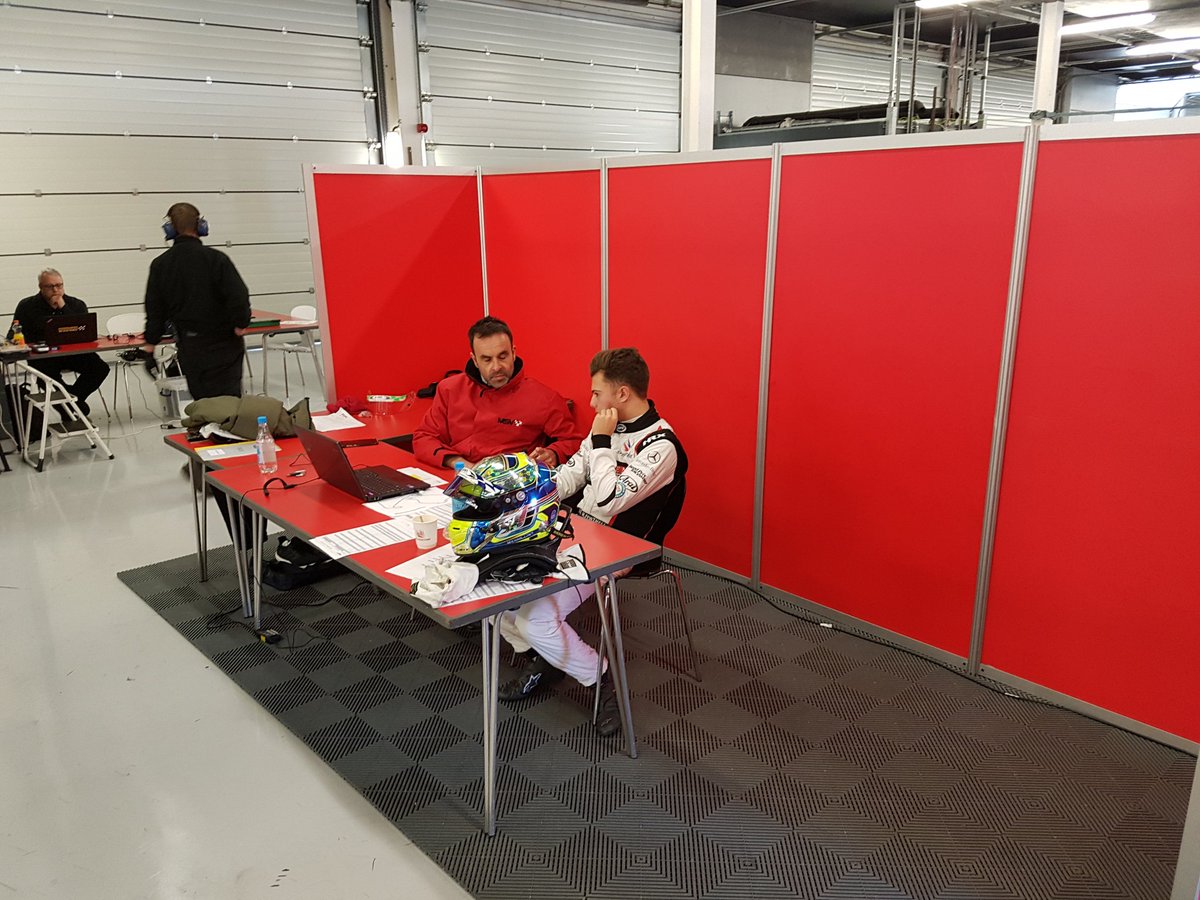 BRDCSilverstone's tweet photo. New tyres on the F2 cars for this next run at @SilverstoneUK. Just enough time for our #MABA2017 Finalists to speak to their engineers https://t.co/1pfPWy9CJ2