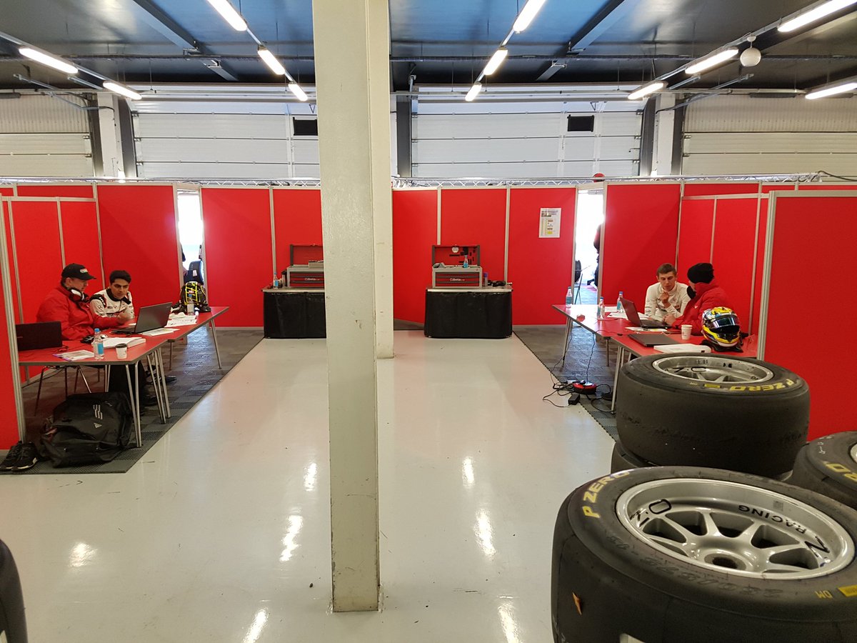 BRDCSilverstone's tweet photo. New tyres on the F2 cars for this next run at @SilverstoneUK. Just enough time for our #MABA2017 Finalists to speak to their engineers https://t.co/1pfPWy9CJ2