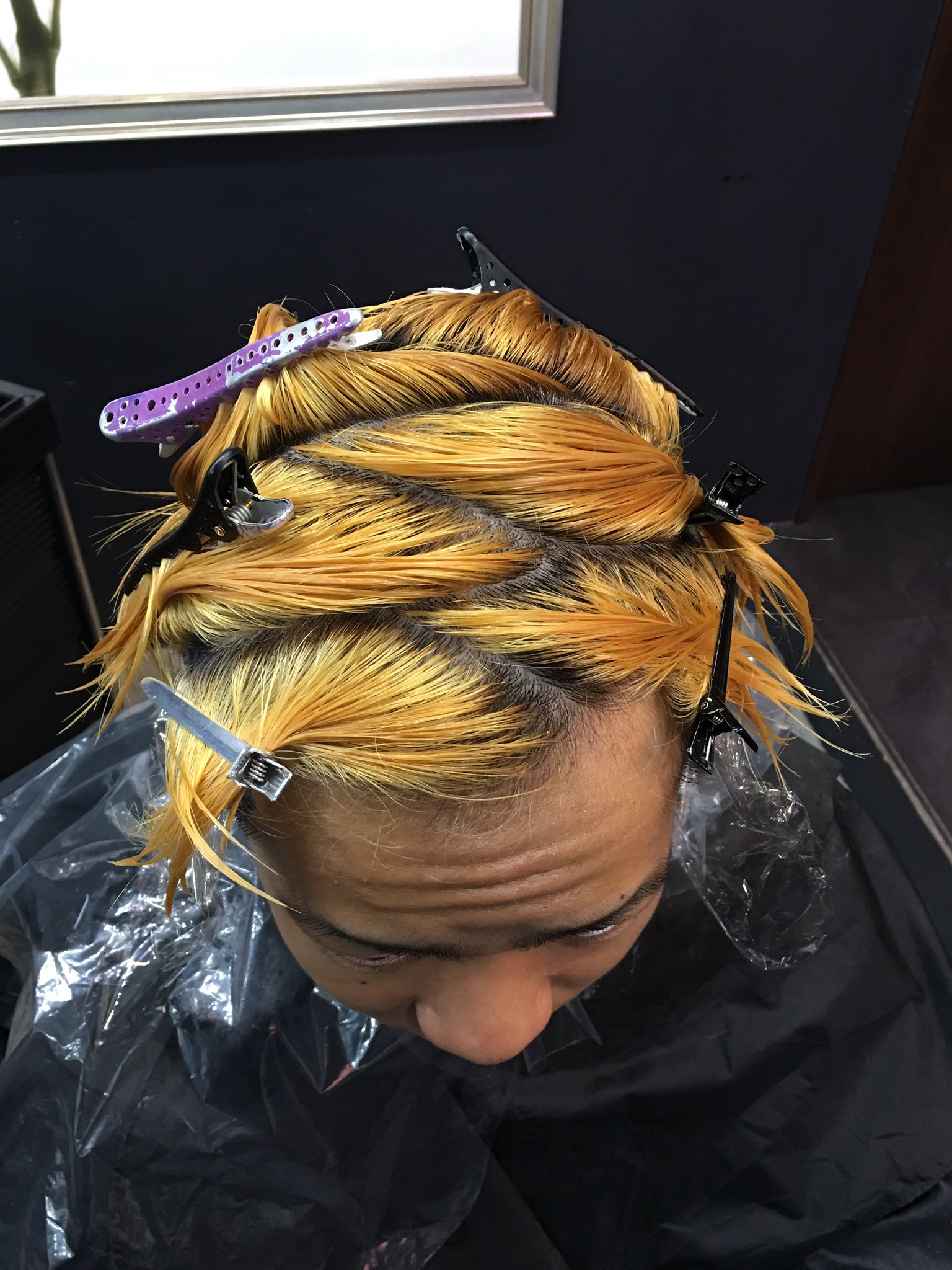 大原一晟 オオハライッセイ Garte クリエイティブセクションカラー メンズでもこんなクリエイティブカラーできますよ 赤 青 紫 緑の4色とさらにそれを混ぜた赤紫 青緑の計6色 髪を動かすことによってたくさんの色が混ざって重なります 周りと