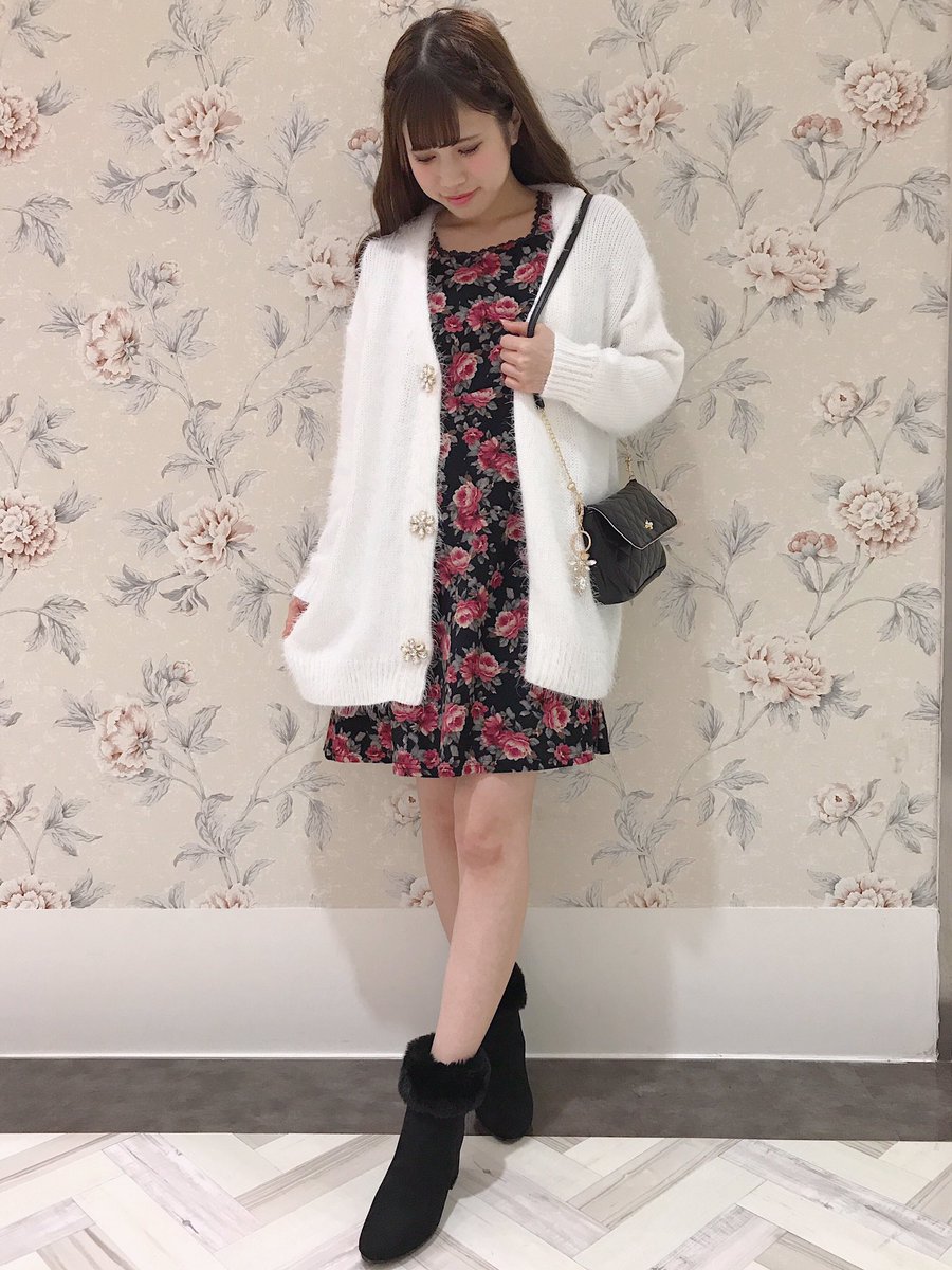 Evelyn 池袋店 新作coordinate 冬らしい色合いの花柄opと お花のキラキラビジューがポイントの カーディガンでデートコーデ カーディガンはevelynのワンピースやスカートにとっても合う丈感ですよ Op 7900 Tax Cd 6900 Tax T Co