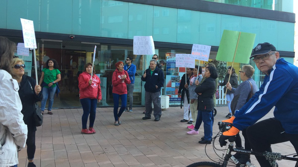 pah_alcorcon's tweet photo. Estamos en la entrada pleno #Alcorcon reclamando cumplir derecho a techo de la constitución https://t.co/pemcNkkxXk