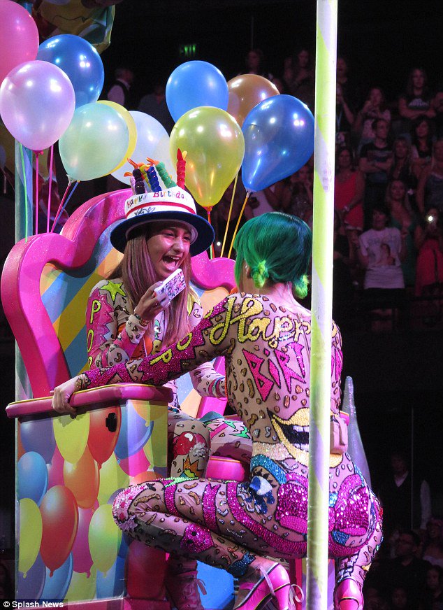 Thomasde_groot's tweet photo. Day 9: Favorite tour moment #10daysofKaty
I love all the moments she has with her fans! Those are the best! https://t.co/NMKtdimAuI