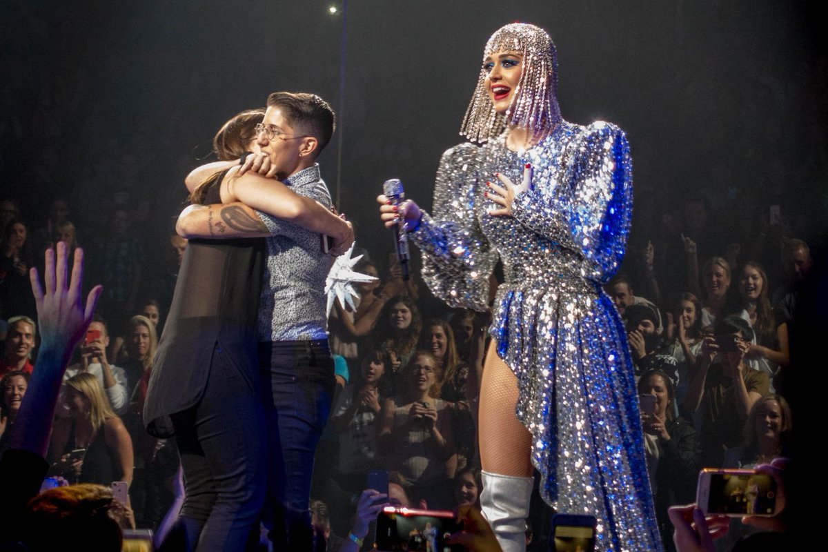 Thomasde_groot's tweet photo. Day 9: Favorite tour moment #10daysofKaty
I love all the moments she has with her fans! Those are the best! https://t.co/NMKtdimAuI