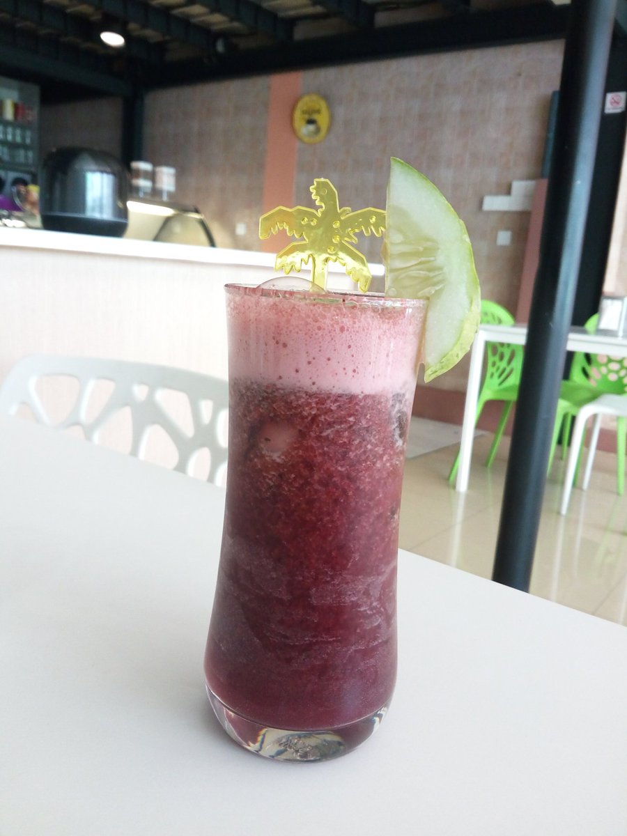 Adamiington's tweet photo. Having a #LavaCake & #BiscuitPudding with a #BerryMint at #CremaMaldives located at #FaamudheyriMagu. The place has been renovated recently https://t.co/e2Ksx8A7Za