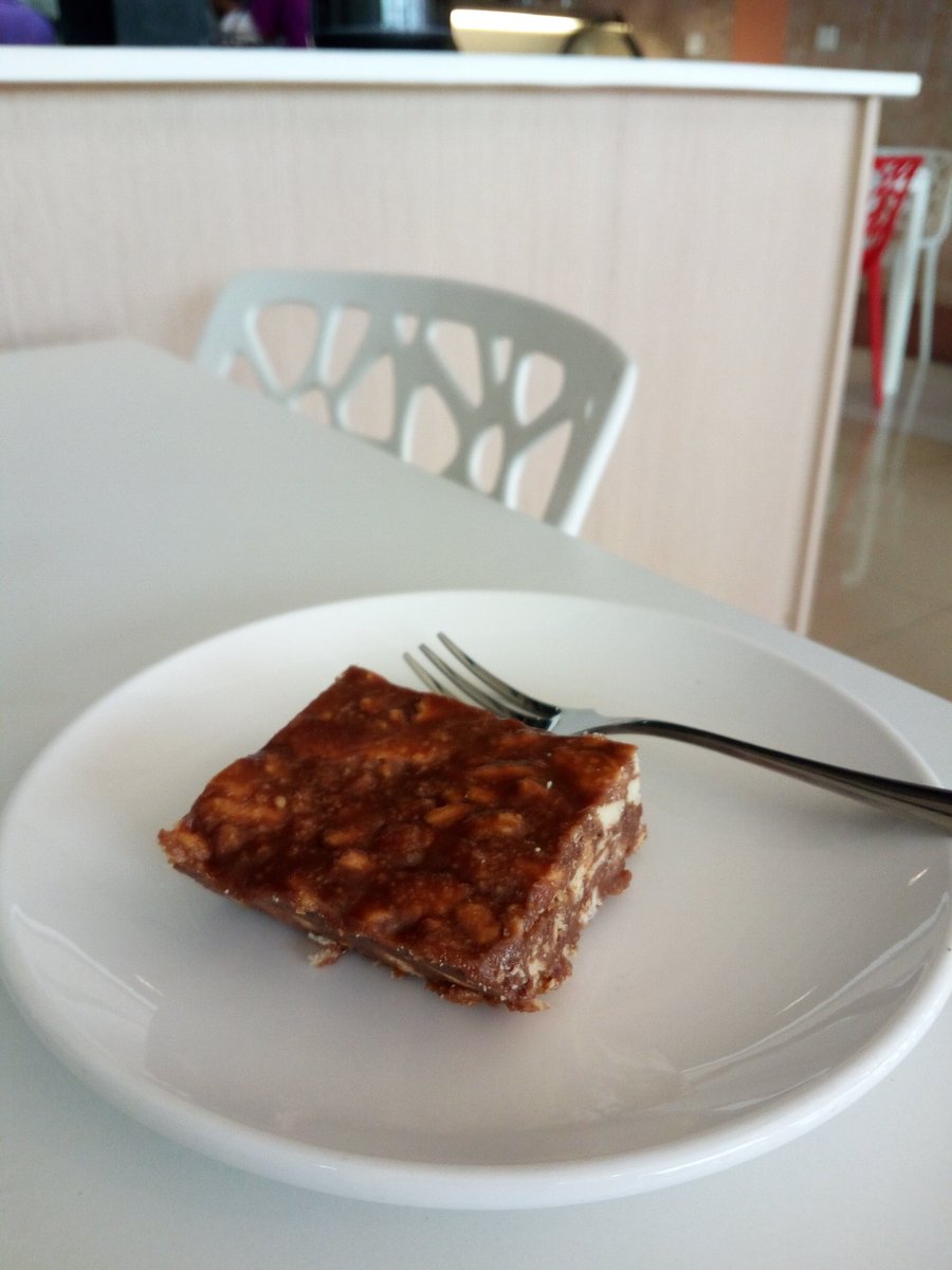 Adamiington's tweet photo. Having a #LavaCake & #BiscuitPudding with a #BerryMint at #CremaMaldives located at #FaamudheyriMagu. The place has been renovated recently https://t.co/e2Ksx8A7Za