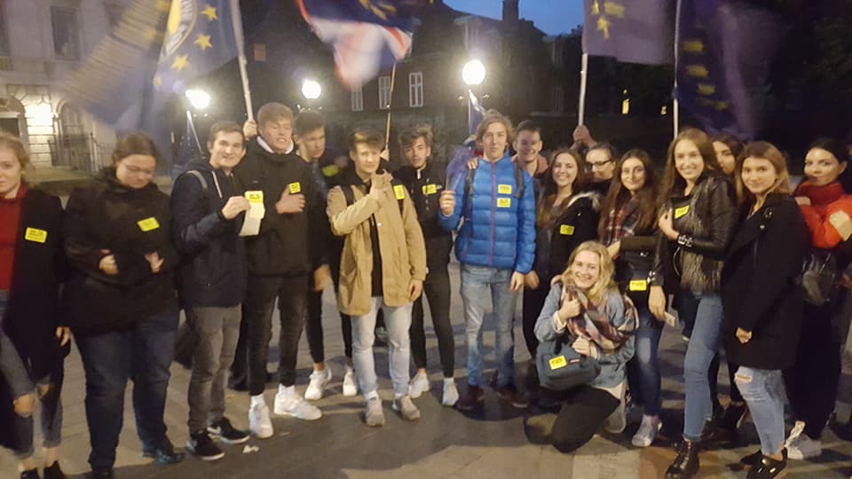 EUflagmafia's tweet photo. Lots of young people last night outside parliament. Most young people voted remain. Demographics. Our future will be in the EU #StopBrexit https://t.co/yyJrzyREy6