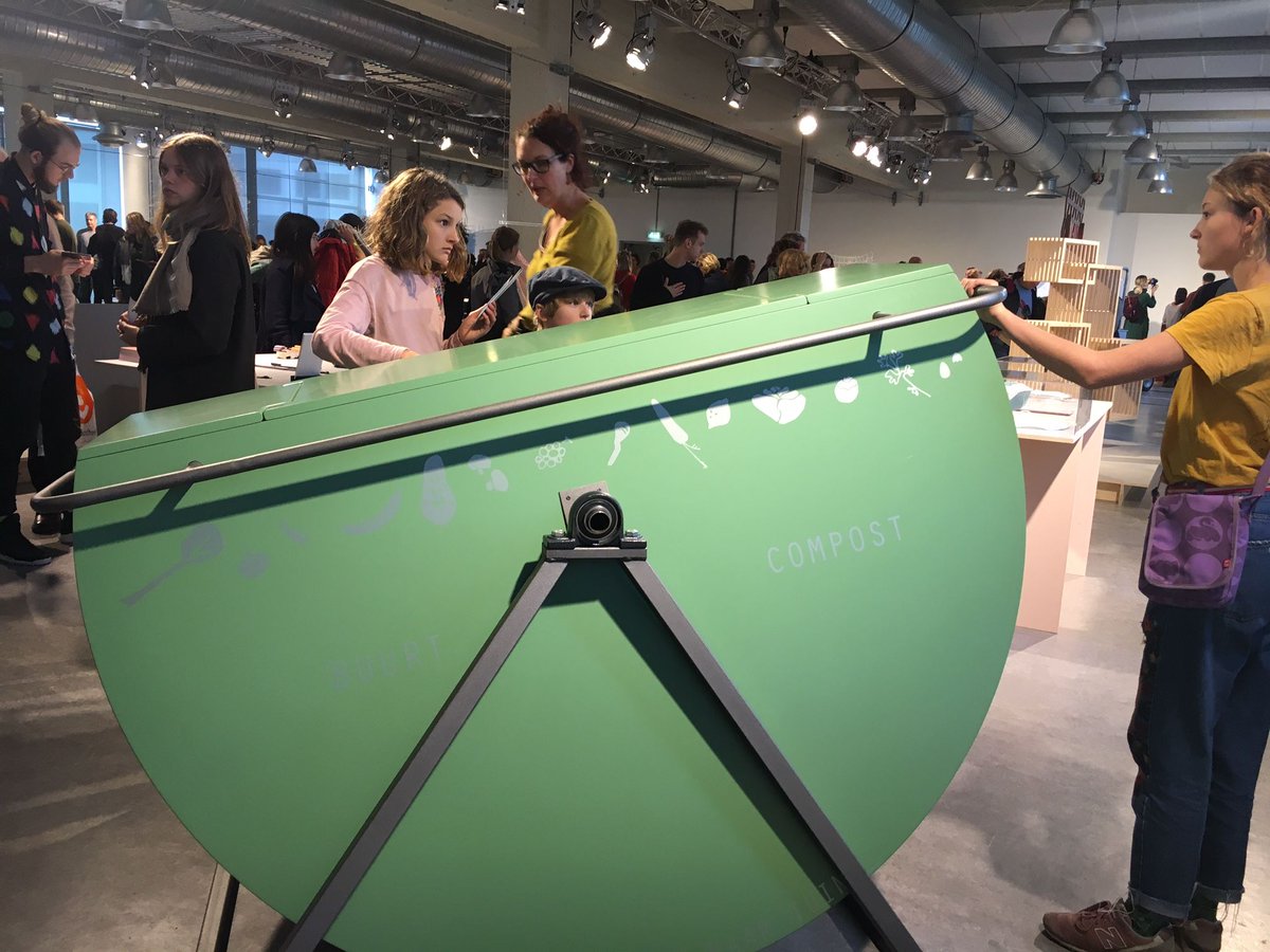 Rainaway_nl's tweet photo. #wijzijnerbij @DAEnews , #EliseWeegels haar #buurtcompost container is een mooi voorbeeld van collectief #duurzaam bezig zijn, tof! #ddw17 https://t.co/W5of6d1jf3