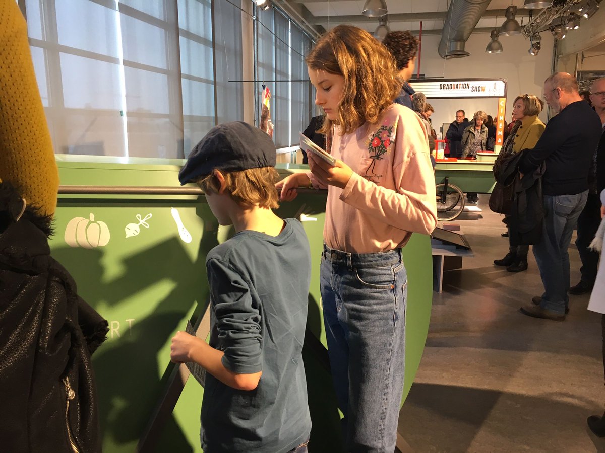 Rainaway_nl's tweet photo. #wijzijnerbij @DAEnews , #EliseWeegels haar #buurtcompost container is een mooi voorbeeld van collectief #duurzaam bezig zijn, tof! #ddw17 https://t.co/W5of6d1jf3
