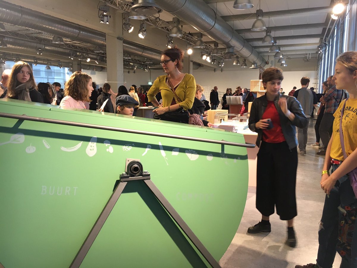 Rainaway_nl's tweet photo. #wijzijnerbij @DAEnews , #EliseWeegels haar #buurtcompost container is een mooi voorbeeld van collectief #duurzaam bezig zijn, tof! #ddw17 https://t.co/W5of6d1jf3