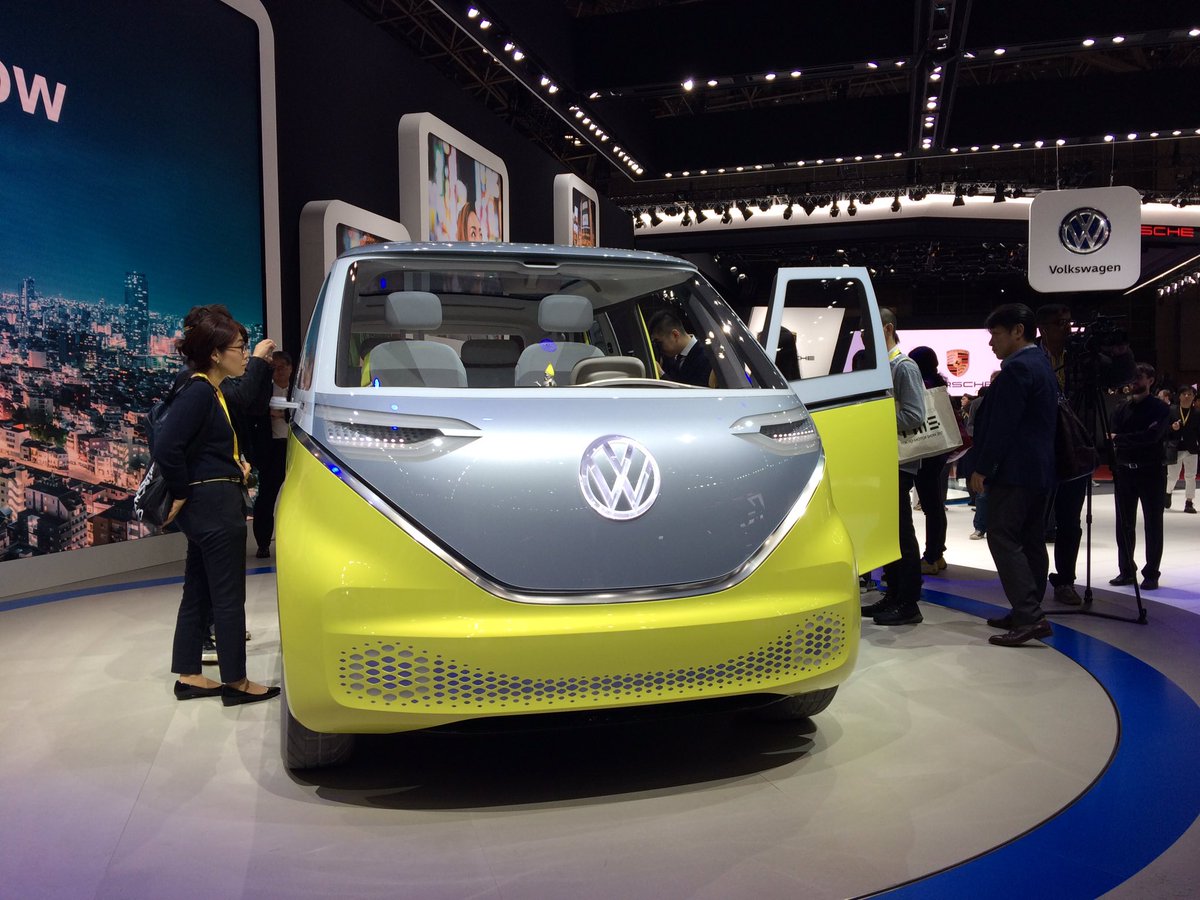 lucioliv's tweet photo. A futura Kombi, o ID, sempre atrai muitos olhares... Aqui no #salaodetoquio também. @g1carros https://t.co/67yIyd7HnY