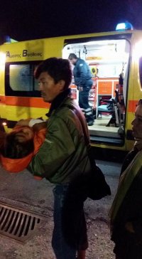 tokaravani's tweet photo. #OpenTheIslands #Lesvos: Cops Threatened to Arrest Protesting #RefugeesGR https://t.co/n8zlDzCVhG https://t.co/0NWtXsspMP