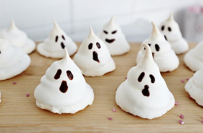 recetas_fit's tweet photo. Receta #Halloween muy fácil y divertida. Terroríficos fantasmas de merengue para chuparse los dedos. #felizmiércoles https://t.co/JFEB3gtfp5 https://t.co/Oj8itPxo60