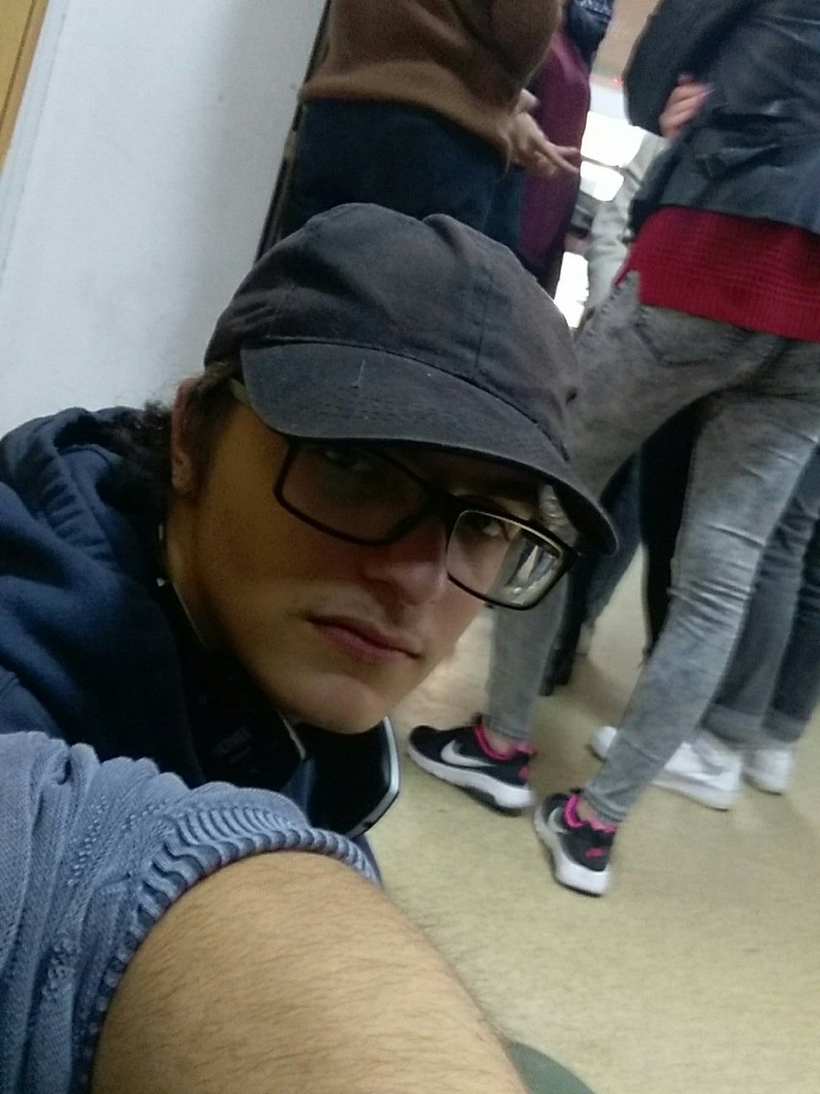 PakaPablito69XD's tweet photo. This guy asked me to put a @postMalone of him @Mitchel @funnyguy https://t.co/QkzO4hJkeK