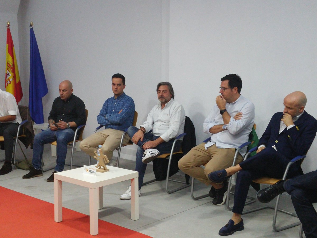 corunacocina's tweet photo. #Estápasando.
Presentación del Grupo de Hostelería @ASCEGA_Oficial y
Mesa redonda sobre la situación hostelera y de restauración en #ACoruña https://t.co/g7Q7rSRCkW