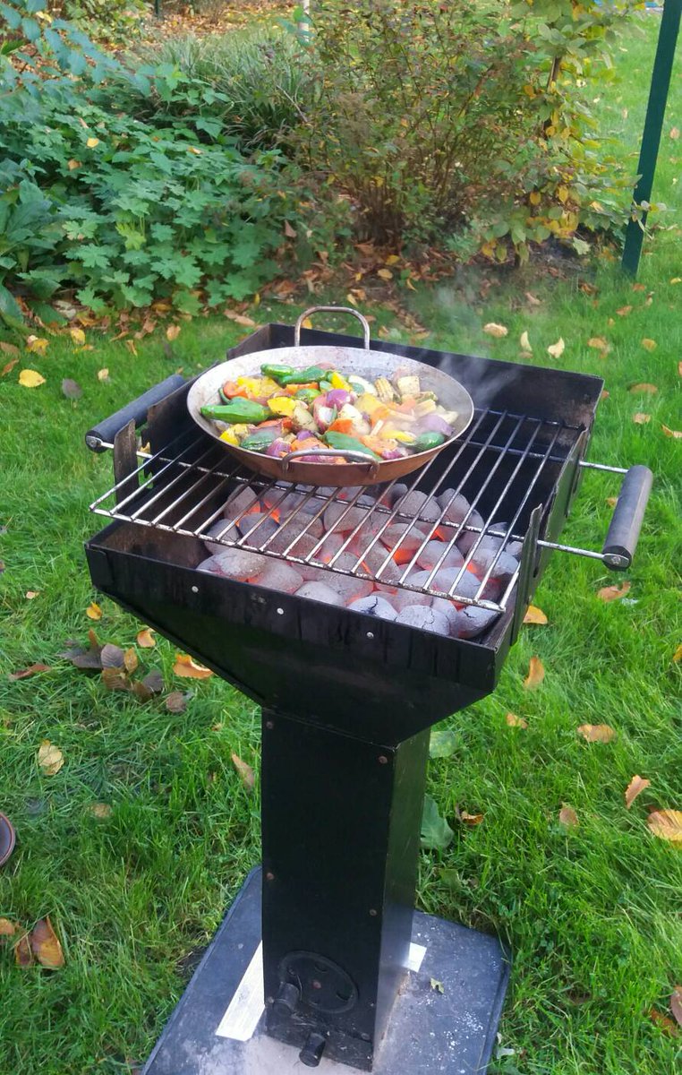 SuperWoman_SWDD's tweet photo. Hoy estaba anunciada la temperatura perfecta. Qué menos q organizar el último grill d la temporada #288de365 #SWfriends #cosechaSW https://t.co/HfTx3Ve5mo