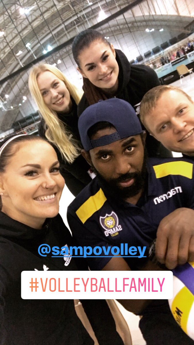 PuijoWolleyN's tweet photo. Kuopio-hallilla on tänään ollut hieno #koululentis turnaus. Mukana menossa myös meidän tytöt ja @PielavedenSampo ☺️ #lentopalloperhe https://t.co/bYFqSW9BHl