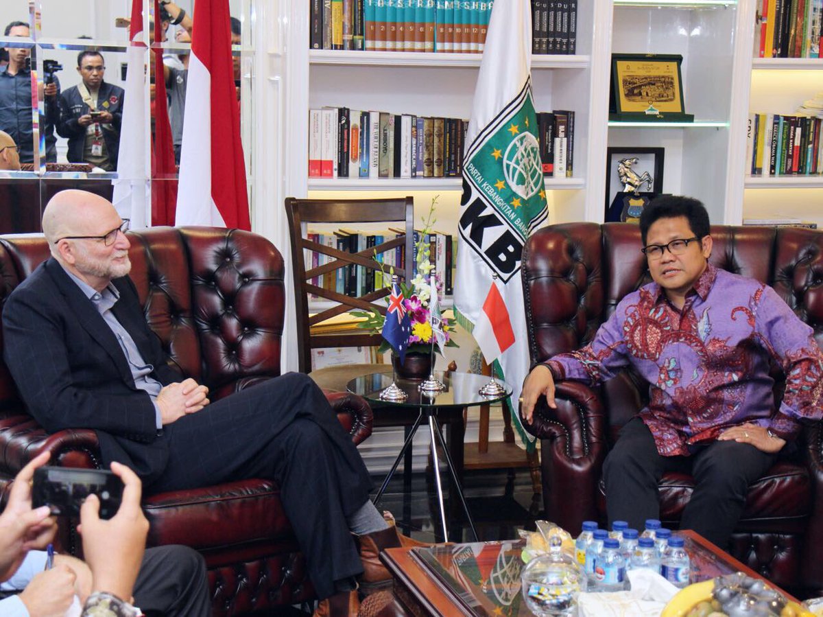 Baru saja kedatangan tamu Pak Paul, Duta besar Australia; di kantor dpp