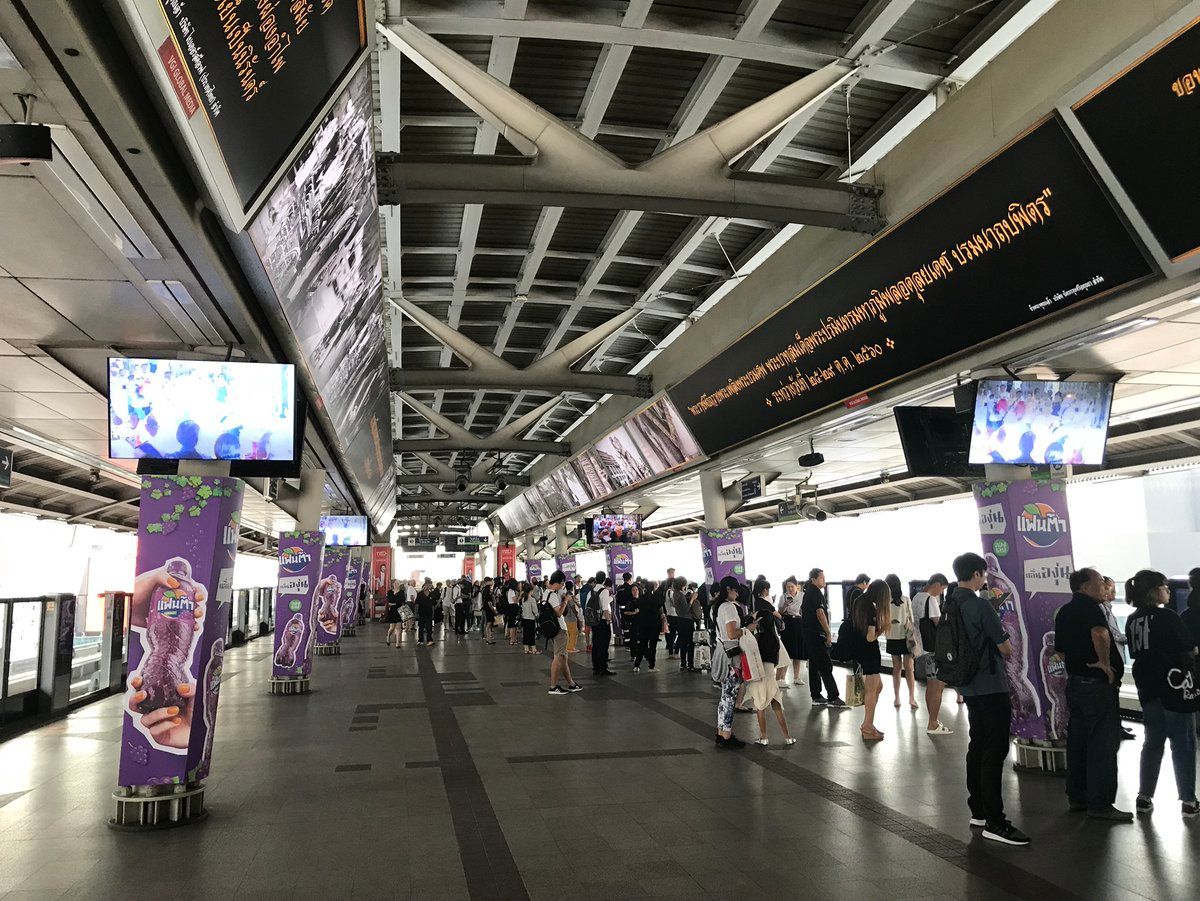 RichardBarrow's tweet photo. All LCD screens at BTS Skytrain stations are showing live pictures of the Royal Cremation Ceremony #Bangkok (Pic @BTS_SkyTrain) https://t.co/Enz30R0udY