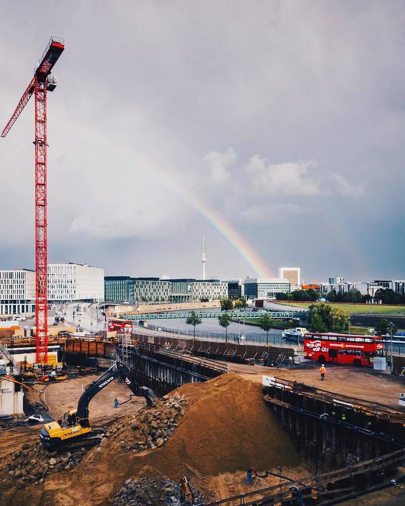 leo8x's tweet photo. Going around under an umbrella interferes with one’s looking up at the sky #everchangingberlin
#Berlin #GalaxyS8P… https://t.co/AeyiIz3HFV https://t.co/Ql2tR59WgA