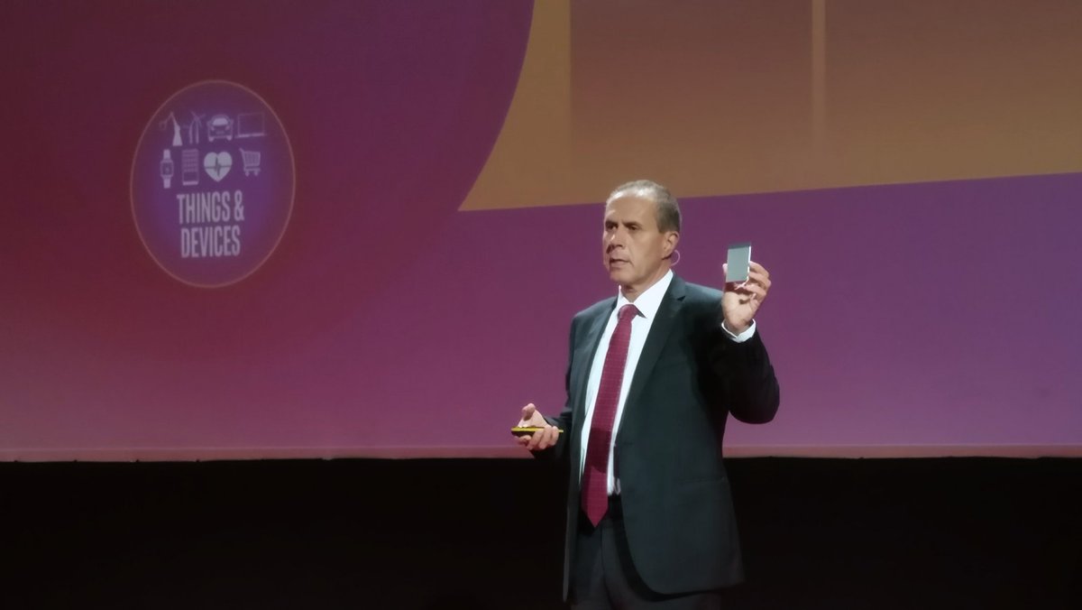 intelitalia's tweet photo. .@maurriva mostra la #Intel #ComputeCard, il dispositivo che sta rivoluzionando l'industria e presto arriverà nelle case. #IntelSummit2017 https://t.co/9DSmnGAFyo