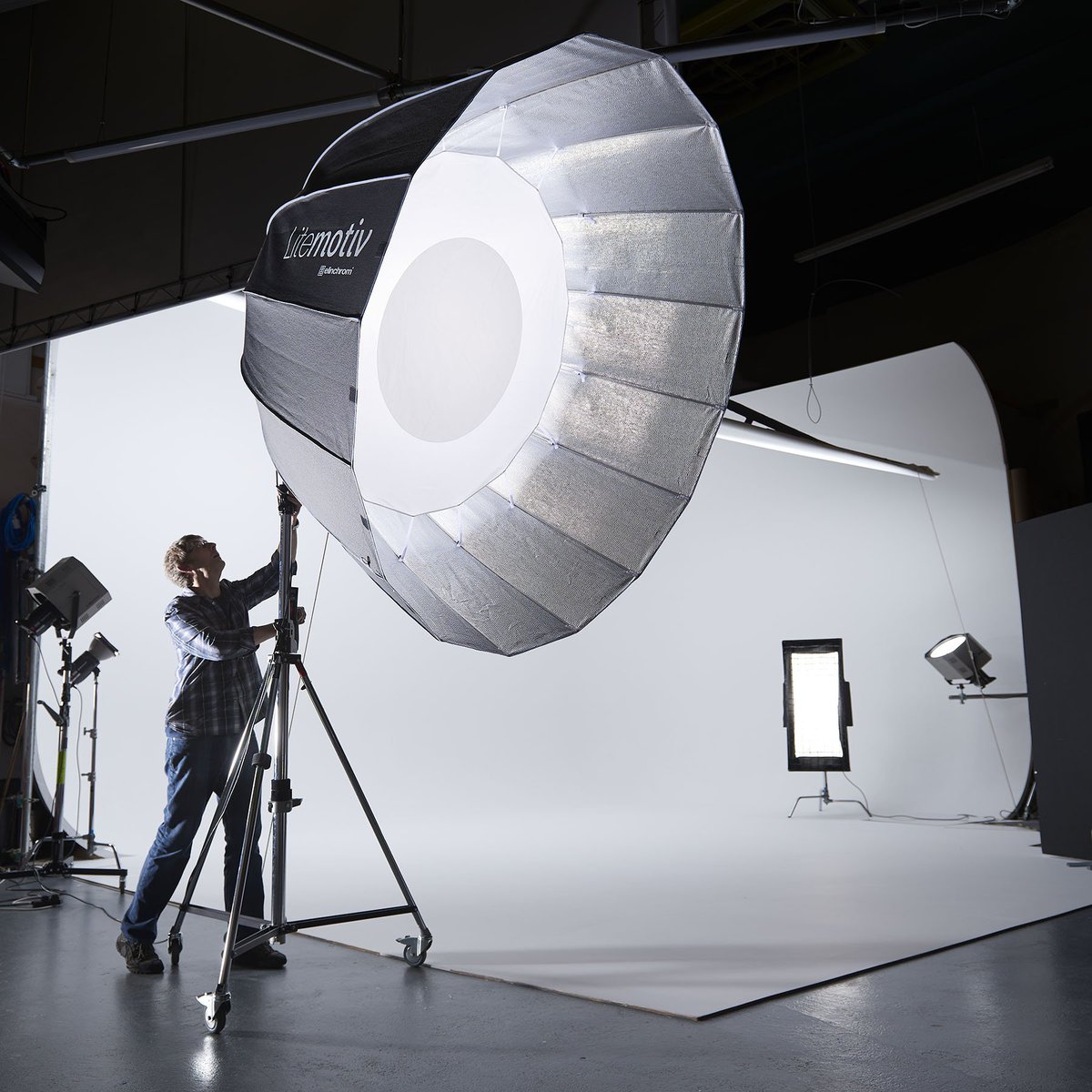 GafferAndy's tweet photo. Our new Litemotiv parabolic reflector, is big! (really big) at 190cm & gives a lovely wrap around lighting for portraits & fashion! #studio https://t.co/XcYdfGqRSE