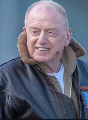 AirPilotsCo's tweet photo. Our Sword of Honour this year goes to Stephen Grey for his contribution to the UK air display industry #warbirdlegend #AirPilotsAwards2017 https://t.co/fCCvigO34Q