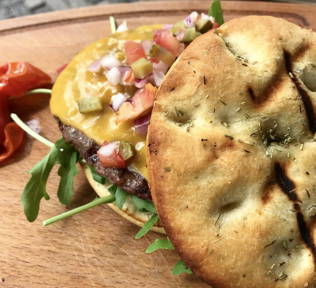 SteakAmsterdam's tweet photo. Waarom wachten tot het weekend als ze doordeweeks net zo lekker zijn! #weekbreaker @Julieeats https://t.co/kEyiP1J7ie