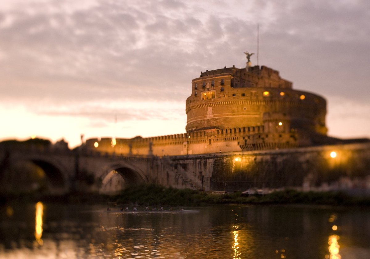 Un ballo sul barcone sotto Ponte Sant'Angelo, un inseguimento e poi a nuoto fino a Ponte Vittorio Emanuele II bit.ly/1Gg5Ndb