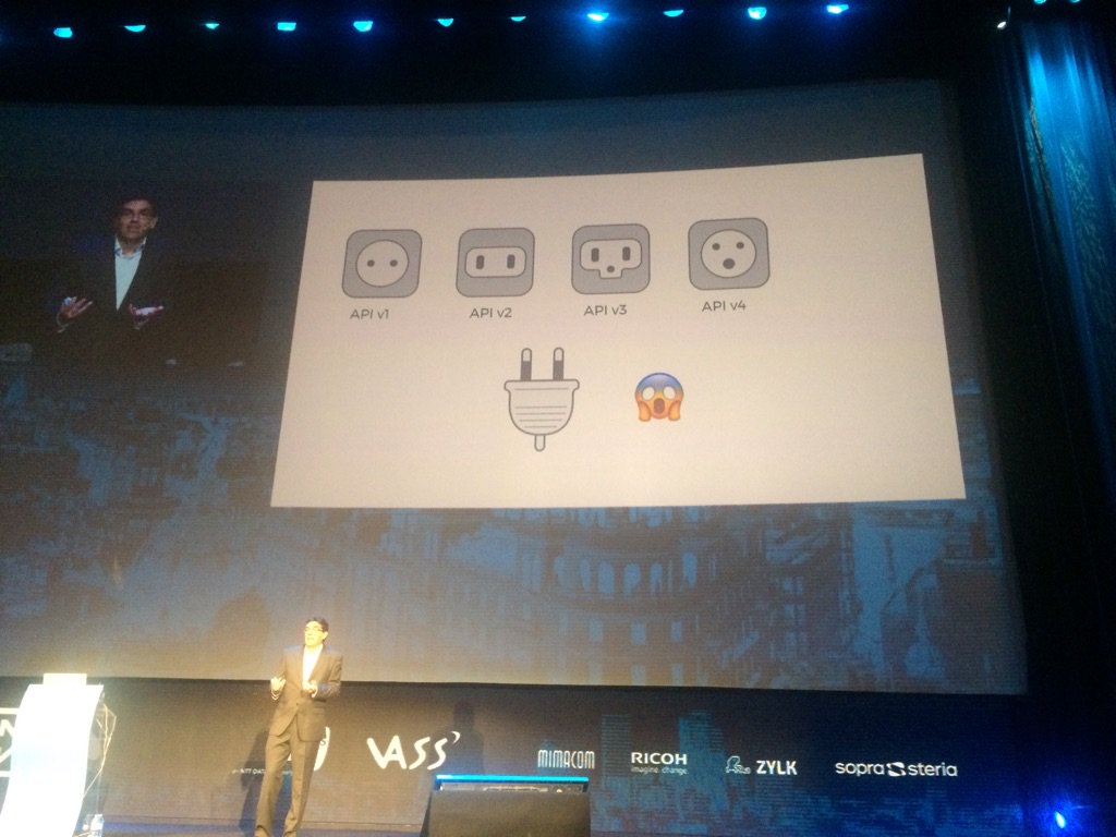 jmnavarro's tweet photo. Si no construyes APIs para evolucionar, al final pasa esto...  @jorgeferrer en #LRESP2017 https://t.co/DVetk1QGKl