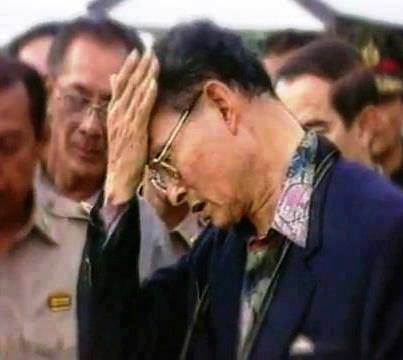 TurnMl's tweet photo. "เหงื่อของพ่อ" โลกนี้จะหาพระราชาอย่างพระองค์ท่านได้ที่ไหน? #ส่งใจสู่ฟ้าอาลัยพ่อ 
 #สู่ฟ้าเสวยสวรรค์ #KingRama9 #คิดถึงพ่อ https://t.co/5VQbKMtTkb