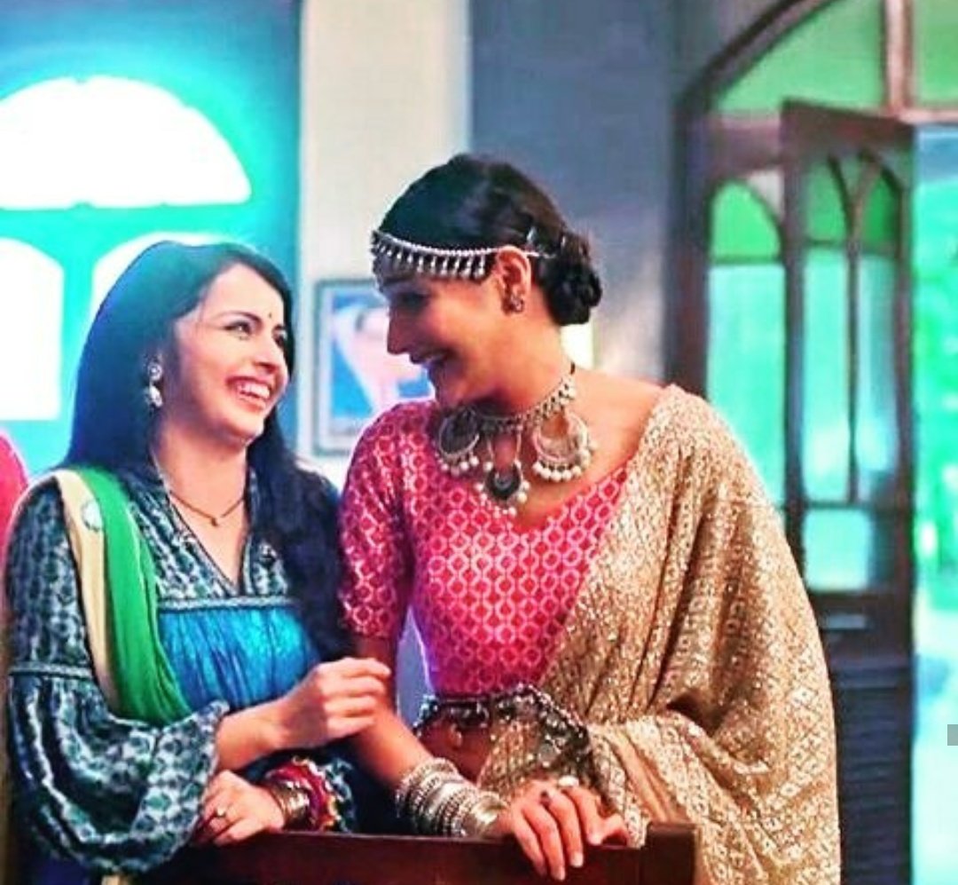 yeojeongwooz's tweet photo. HOLY FUCK OMFFGGGG DAMN IT OMGGGGG I CAN'T KAJSBXJSKSKSNMS FINALLY ANIRI ARE SISTERS MY DIL IS CRYING TEARS OF HAPPINESS 😭😭♥️
#Ishqbaaaz https://t.co/NwyrcWLHEH