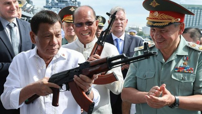 Cooperativa's tweet photo. Rusia donó a Filipinas 5.000 rifles Kalashnikov para luchar contra ISIS #CooperativaADiario https://t.co/v8U99nHRvy https://t.co/VV1D4FophA