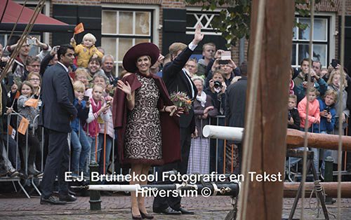 fotoentekst's tweet photo. #Koninklijk bezoek in #Spakenburg #Koning en #koningin op de #botterwerf kijk voor meer foto in het https://t.co/jjxbU6MpUq https://t.co/0e1hNwdUcq