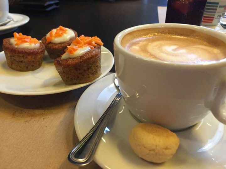 dalucamadrid's tweet photo. Desayunamos? #desayuno #cafe #cafeconleche #Capuccino ☕️🥐 https://t.co/3Al595eHTX
