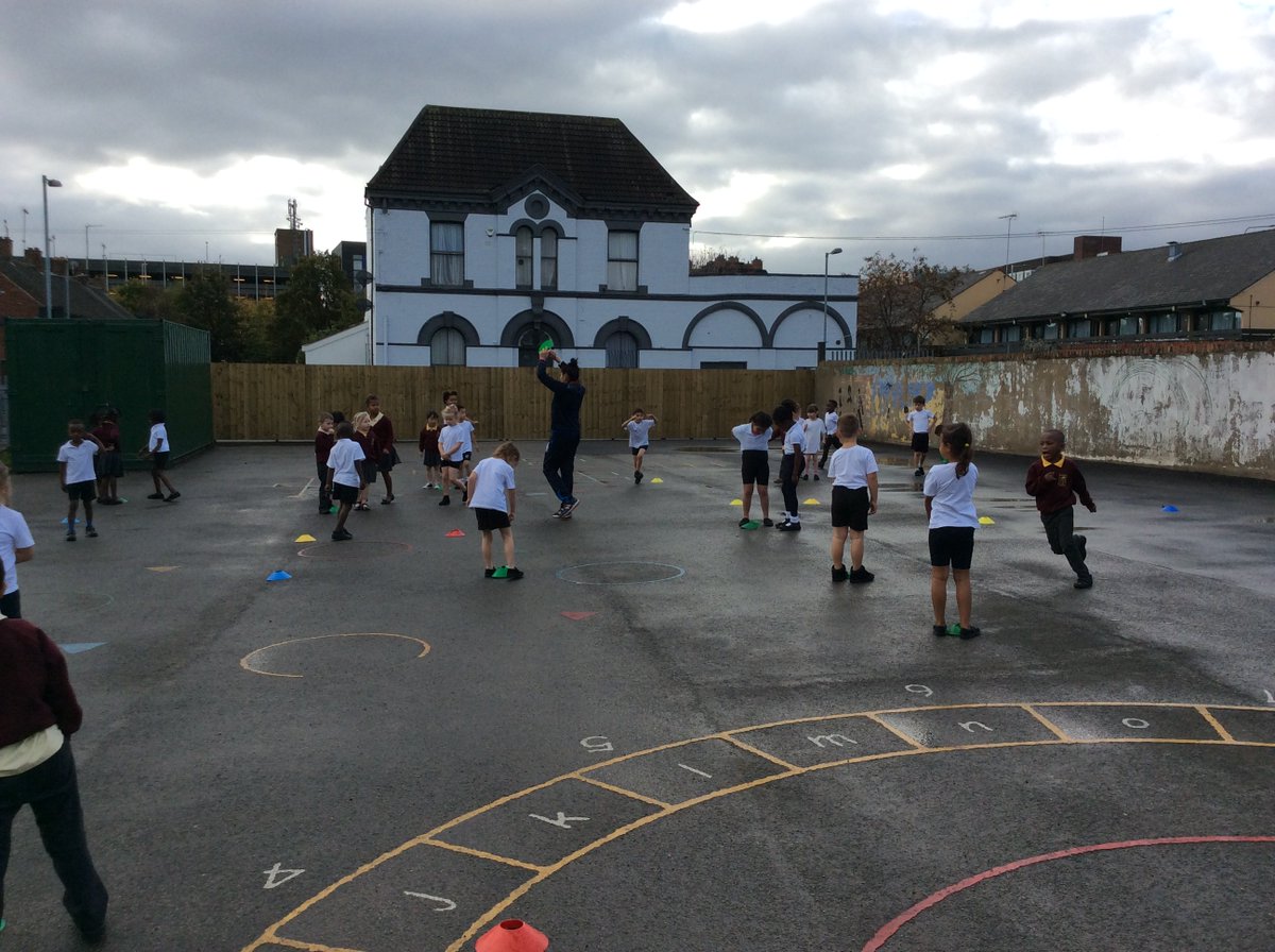 stcharleshullY1's tweet photo. Y1 are keeping warm doing their pe lesson outside today https://t.co/4RUWDEyAgp