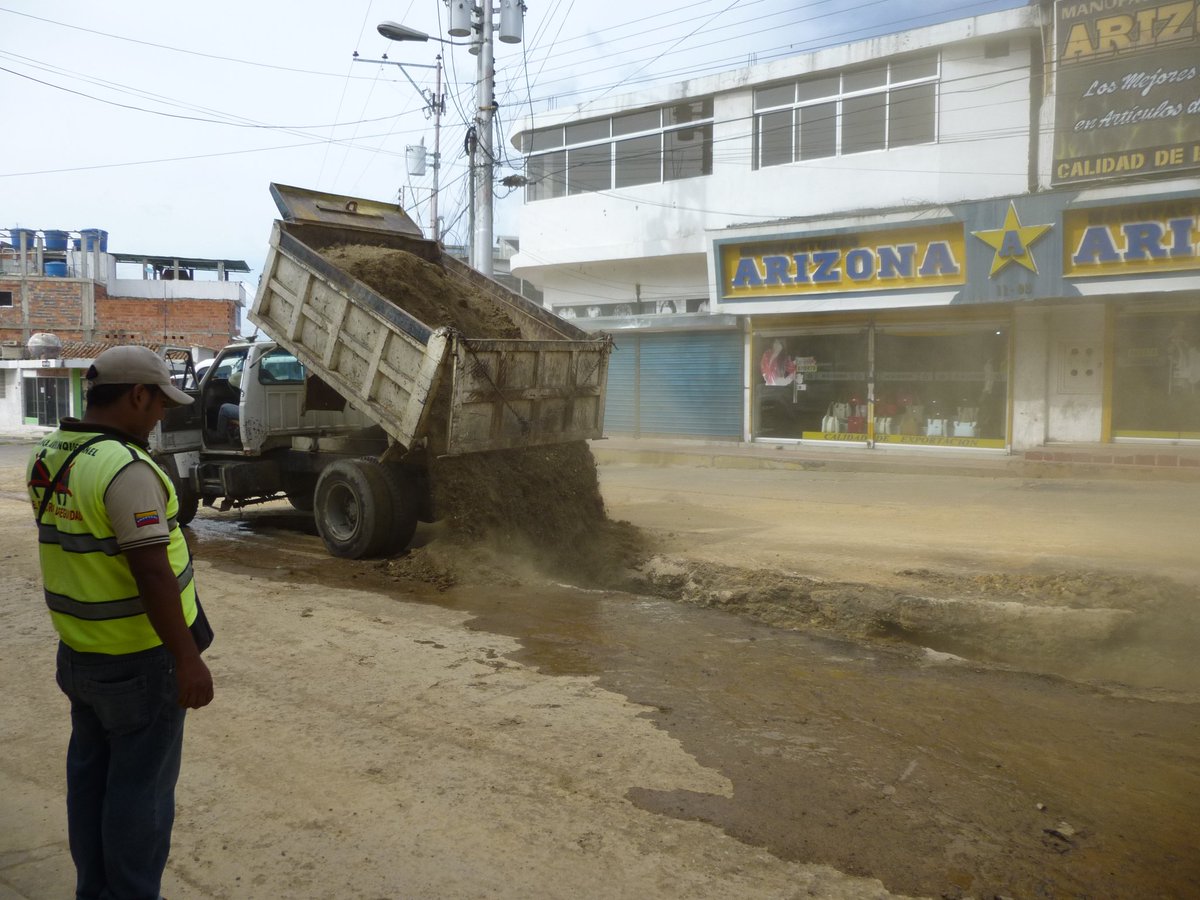 alcaldiadelmb's tweet photo. ALCALDE LCDO. SIMÓN VARGAS CONTINÚA TRABAJOS EN LA AV. VENEZUELA 
ALCALDE LCDO. SIMÓN VARGAS EL COMPROMISO ES CONTIGO https://t.co/tEOiQtMw1a