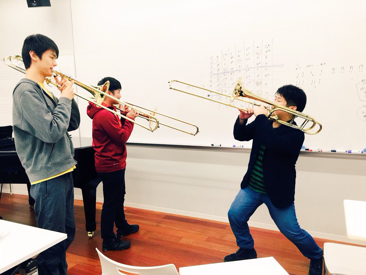 藤原功次郎 トロンボーン בטוויטר リハ後 洗足音大 副科トロンボーンレッスン 専科はみなさん女子ですが 副科はみなさん男子 ということで今回は合同でやってみました 男3人で永遠に 音出る表見ながら 音階を徹底的に吹きまくり 3枚目はfとgの音の壁を